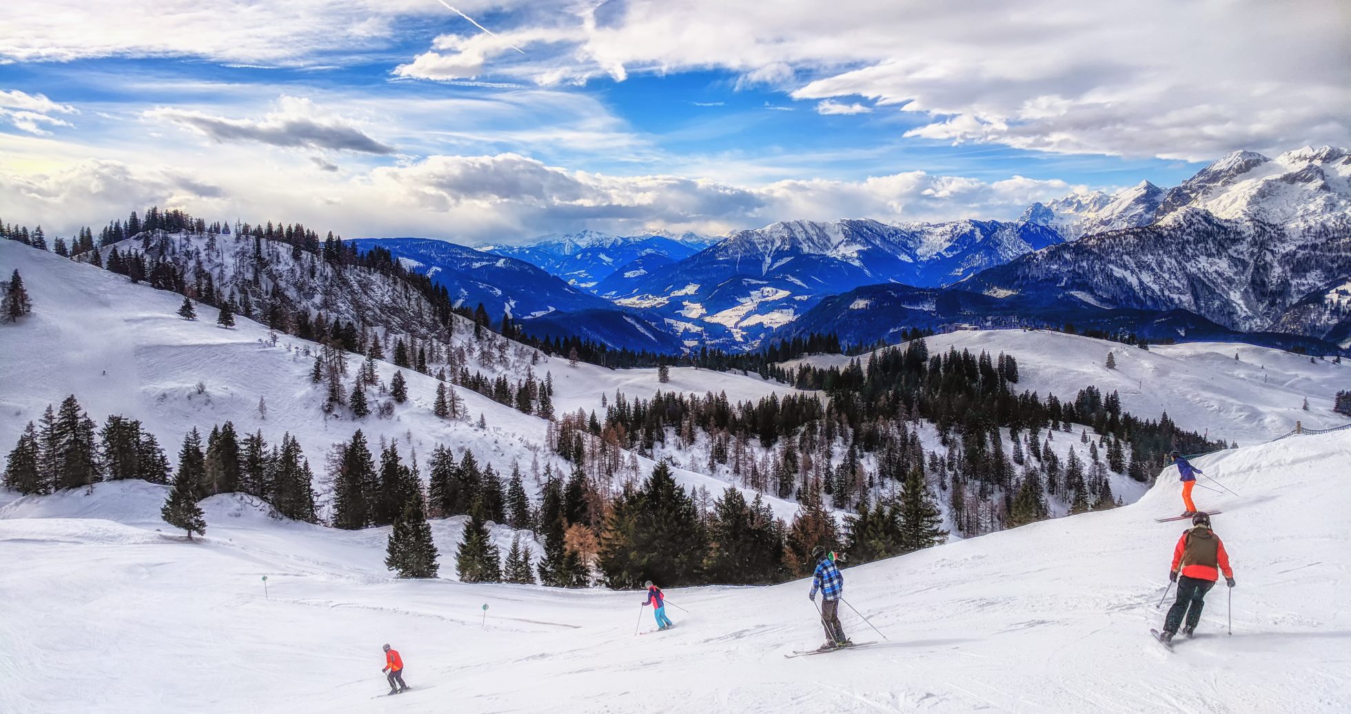 Ludzie na nartach w Austrii